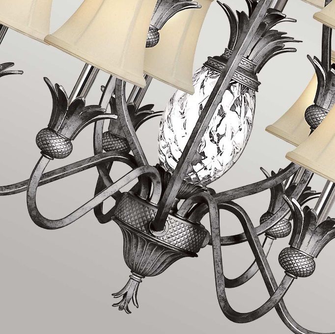 Srebrny żyrandol Plantation z dziesięcioma perłowymi abażurami, idealny do klasycznego salonu