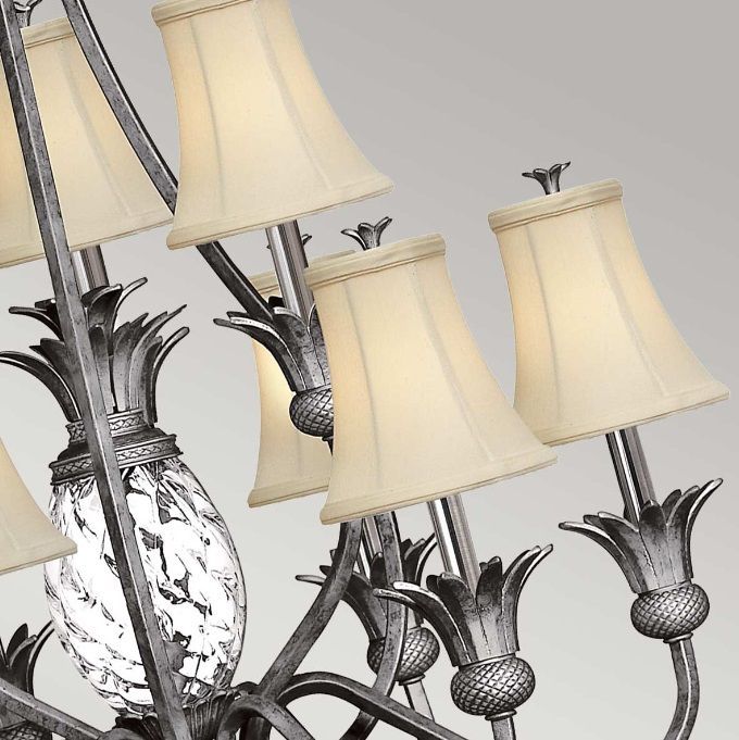 Srebrny żyrandol Plantation z dziesięcioma perłowymi abażurami, idealny do klasycznego salonu