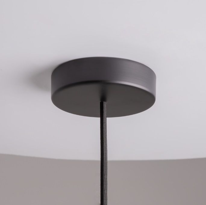 Stylowa biała lampa wisząca Memory z miejscem na jedną żarówkę