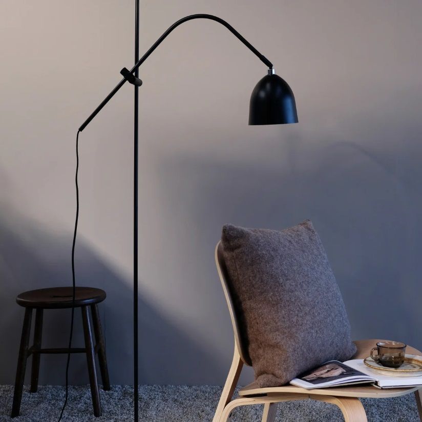 Stylowa czarna lampa podłogowa Easton w eleganckim łukowym kształcie