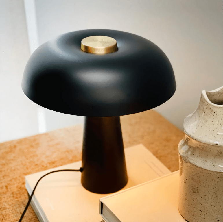 Stylowa czarna lampka nocna Iris do sypialni