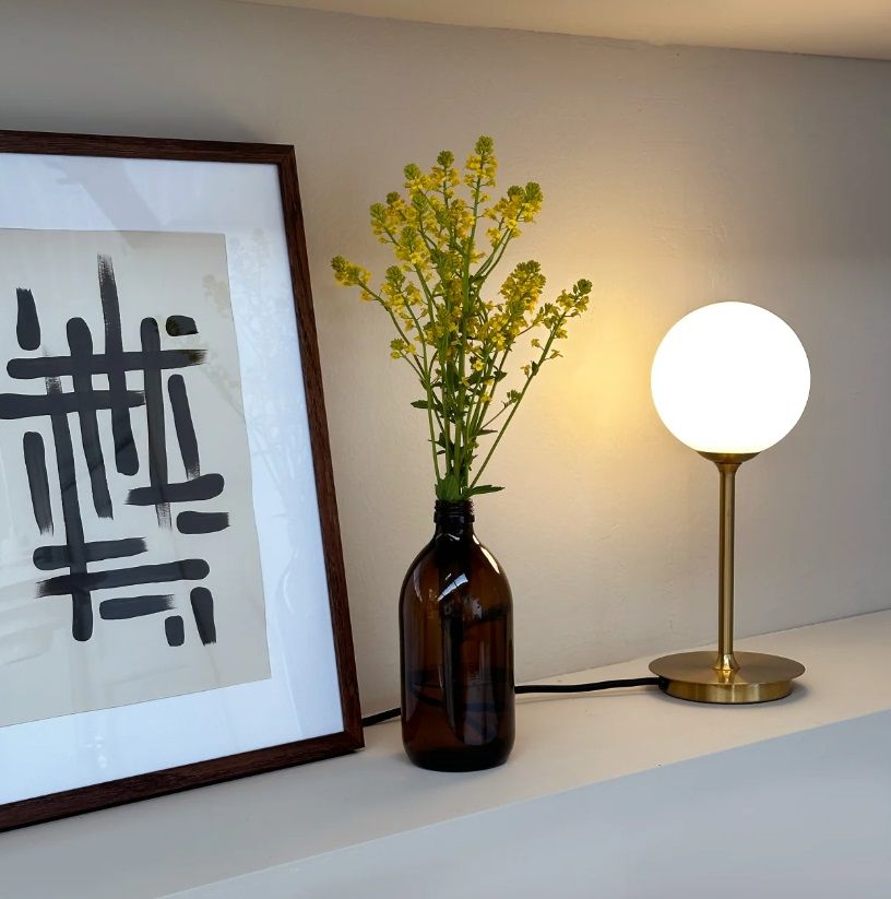 Stylowa lampka stołowa SIA w złotym kolorze z szklaną kulą