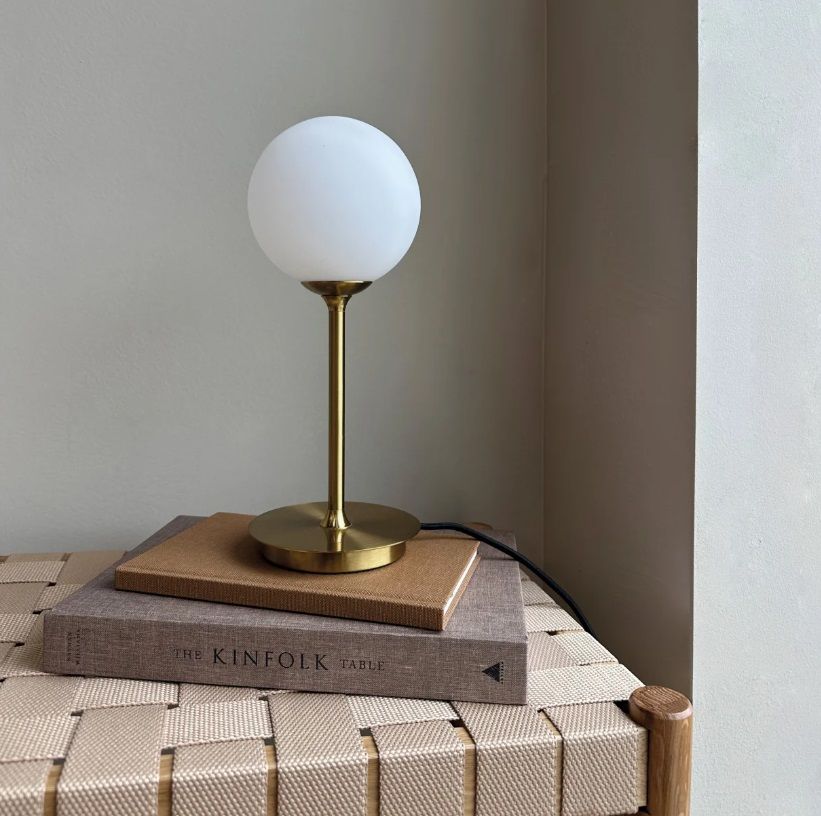 Stylowa lampka stołowa SIA w złotym kolorze z szklaną kulą