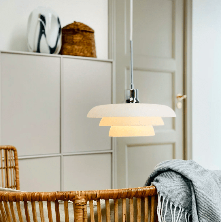 Stylowa wisząca lampa AVA z białego szkła o średnicy 31 cm