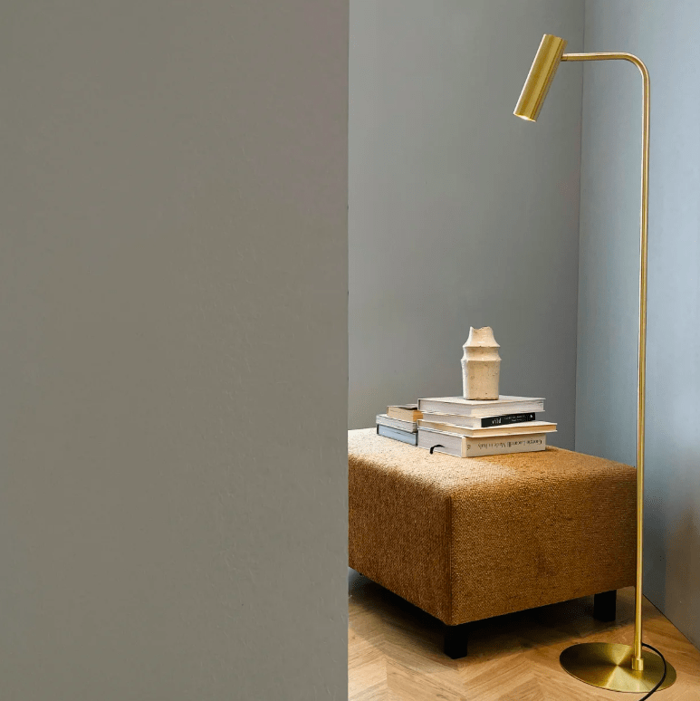 Stylowa złota lampa podłogowa Skagerrak wykonana z mosiądzu