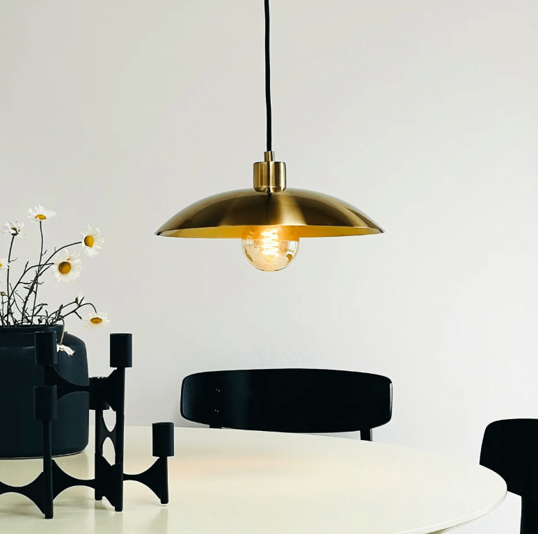 Stylowa złota lampa wisząca Paris inspirowana francuskim designem w mosiężnym wykończeniu