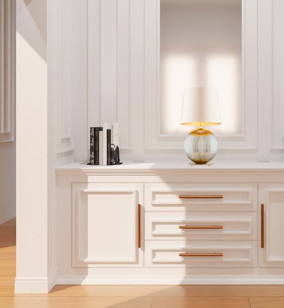 Szara lampa stołowa Hamilton z ryflowaną podstawą i beżowym abażurem