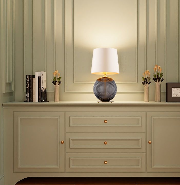 Szara lampa stołowa Hamilton z ryflowaną podstawą i satynowym abażurem