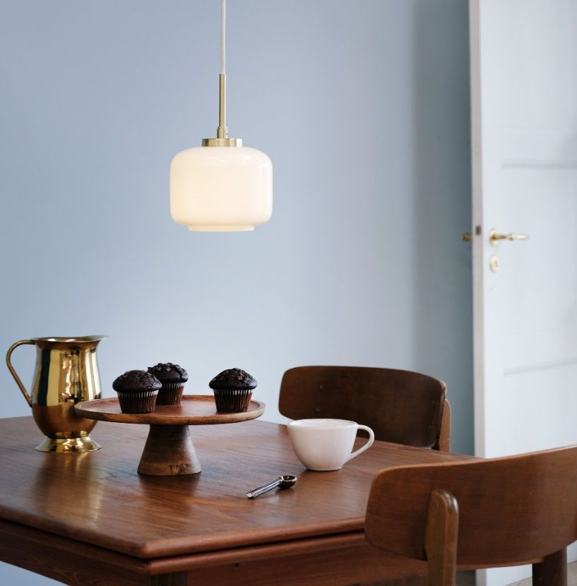 Wisząca lampa Arp D15 z mosiądzu w złotym odcieniu marki Dyberg Larsen