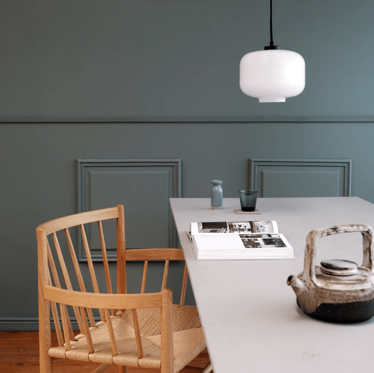 Wisząca lampa Arp D30 w kolorze czarnym z opalowym szkłem