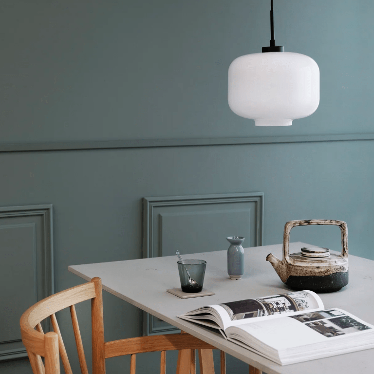 Wisząca lampa Arp D30 w kolorze czarnym z opalowym szkłem