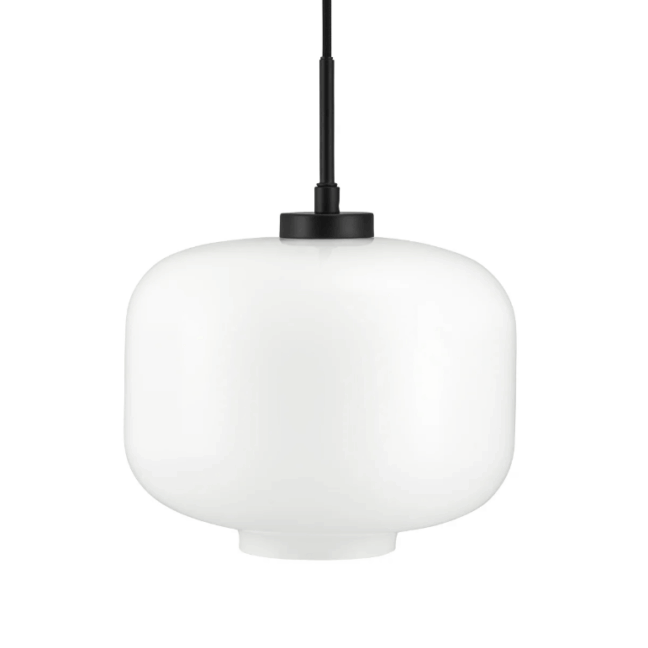 wiszaca-lampa-arp-d30-w-kolorze-czarnym-z-opalowym-szklem