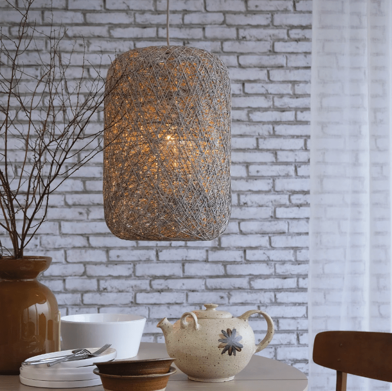 Wisząca lampa boho w szarym kolorze, wykonana z papierowej nitki Spin