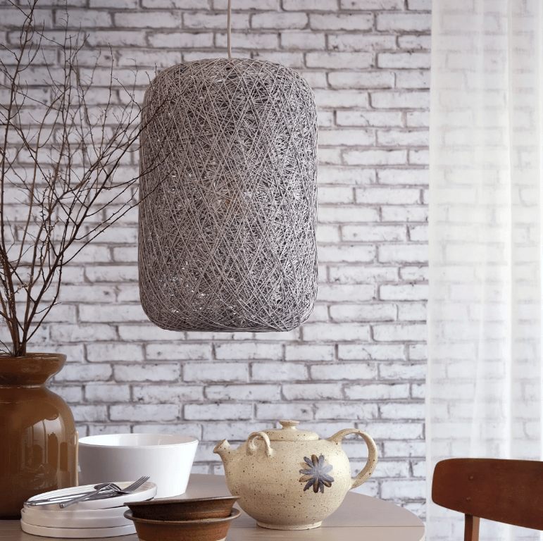 Wisząca lampa boho w szarym kolorze, wykonana z papierowej nitki Spin