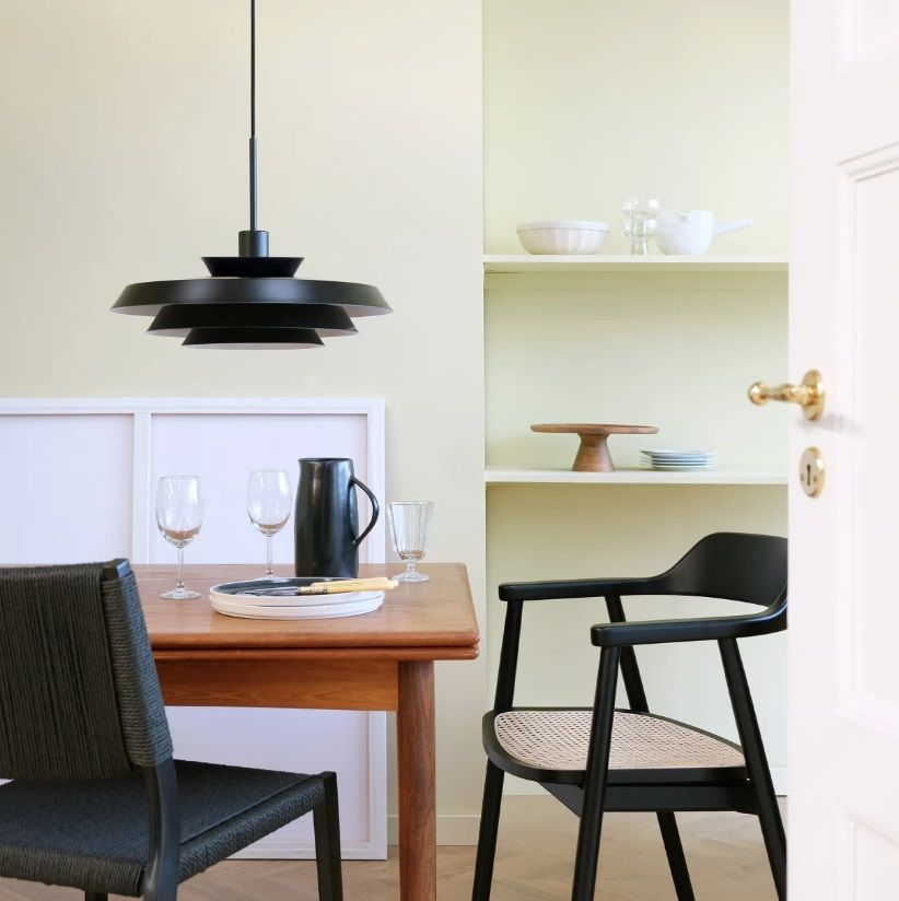 Wisząca lampa DL44 w kolorze czarnym od duńskiej marki Dyberg Larsen