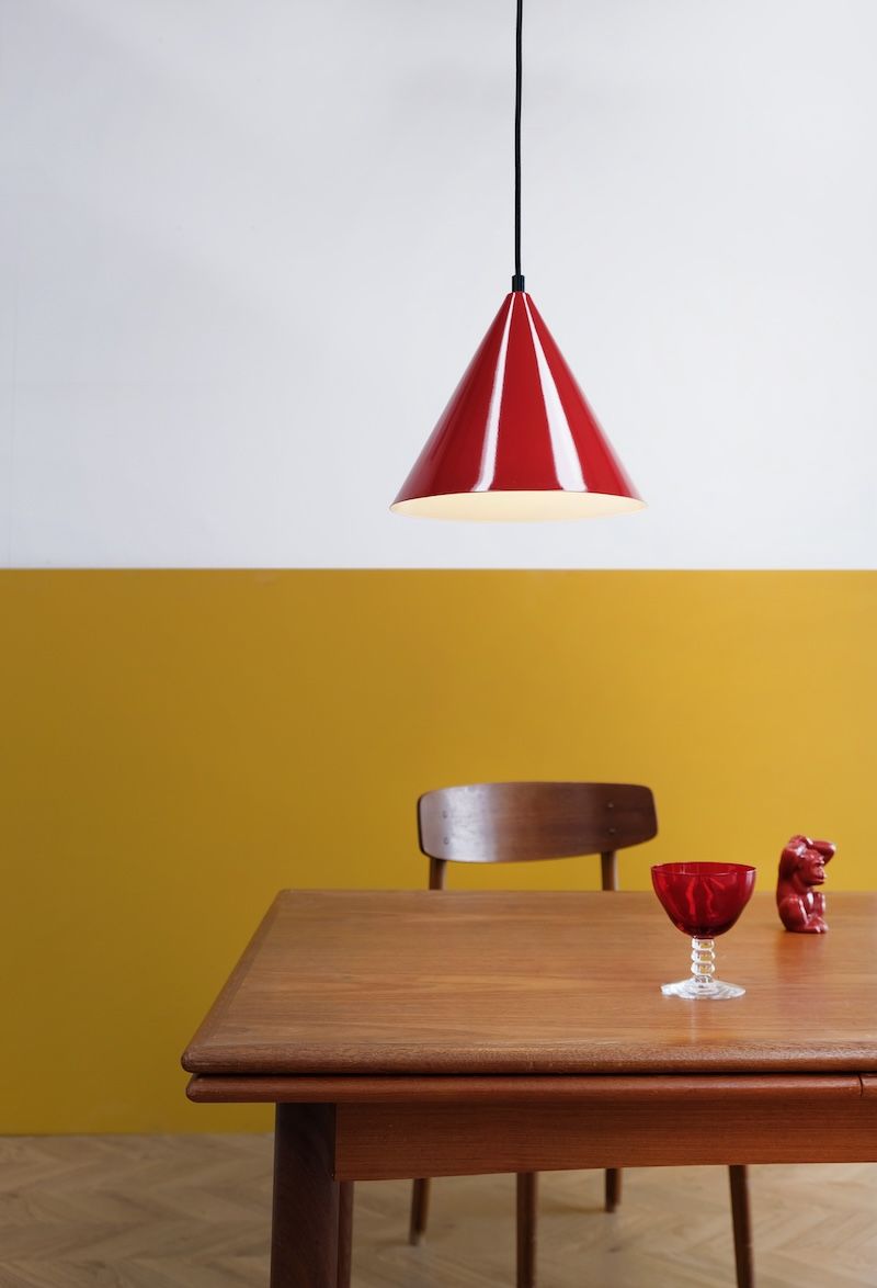 Wisząca lampa Ron w kształcie stożka w czerwonym kolorze