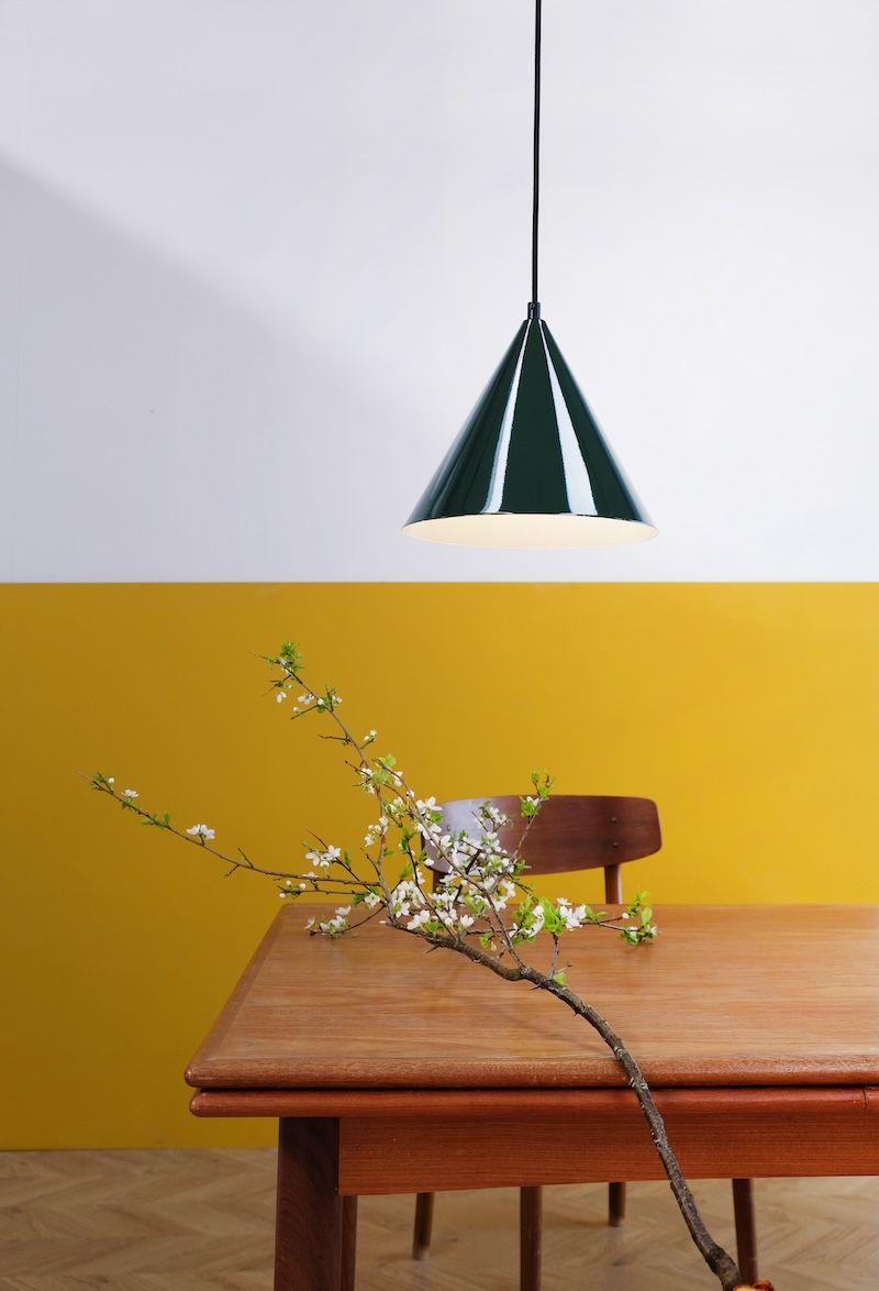 Wisząca lampa Ron w stożkowym kształcie i zielonym kolorze marki Dyberg Larsen