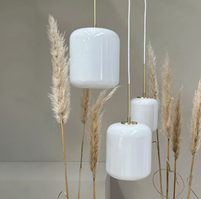 Wisząca lampa Silvia D20 w kolorze mosiądzu, idealna nad szafkę do sypialni