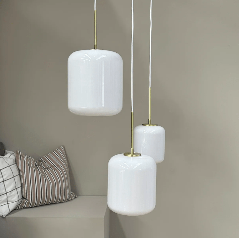 Wisząca lampa Silvia ze szkła z eleganckimi mosiężnymi akcentami