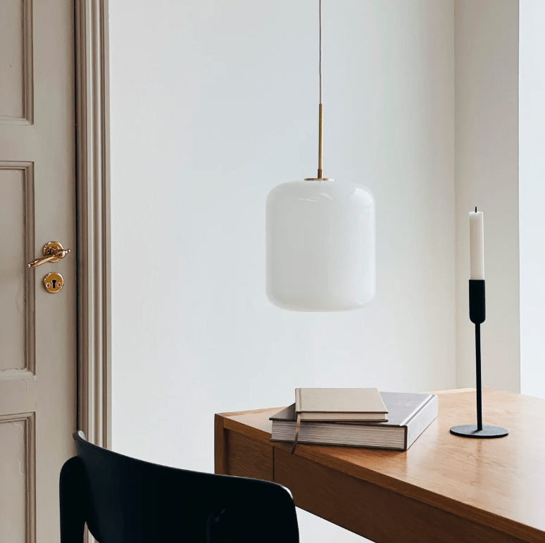 Wisząca lampa Silvia ze szkła z eleganckimi mosiężnymi akcentami