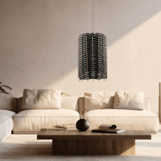 wiszaca-lampa-suami-a-z-pleciona-gumowa-konstrukcja-i-wysokim-czarnym-kloszem-o-wysokosci-62-cm