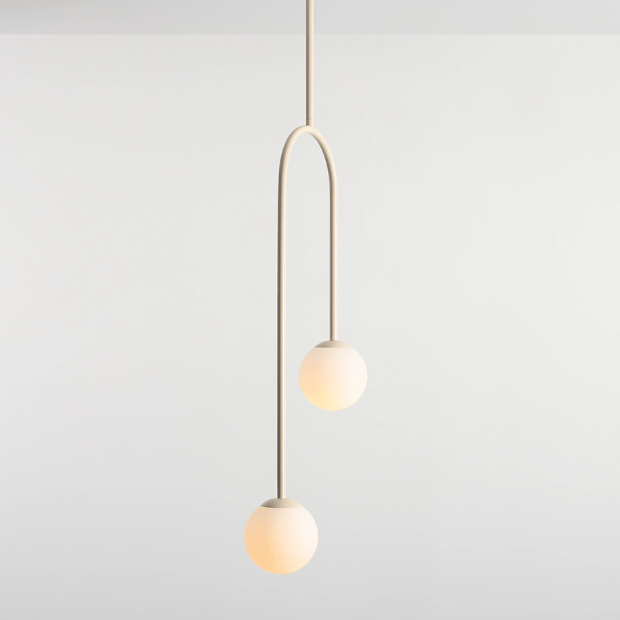 Wisząca lampa sufitowa Nave w beżowym odcieniu z eleganckim łukiem i szklanymi kulami