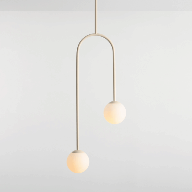wiszaca-lampa-sufitowa-nave-w-bezowym-odcieniu-z-eleganckim-lukiem-i-szklanymi-kulami