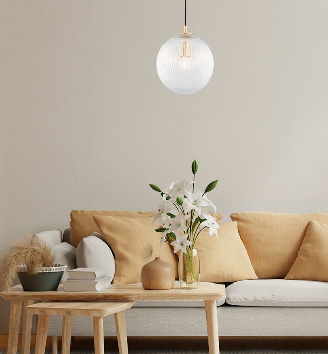 Złota lampa wisząca Paloma z ryflowaną kulą w eleganckim stylu