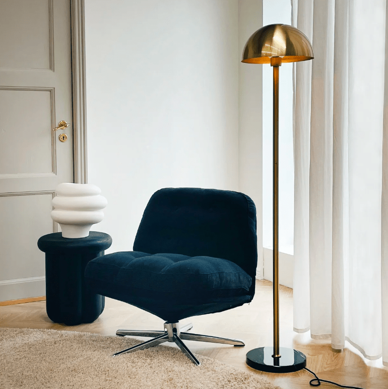 Złota mosiężna lampa stojąca Menton z francuskiej kolekcji.