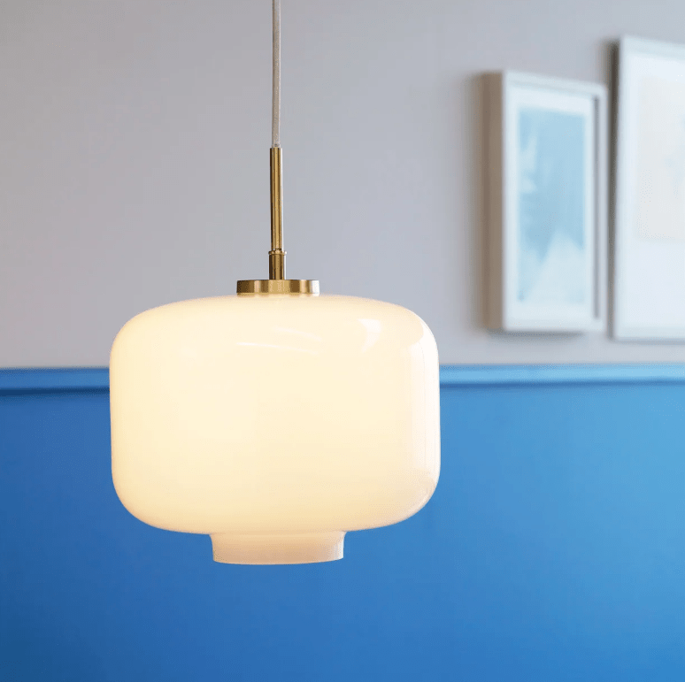 Złota, wisząca lampa Opalowa Arp D25 do salonu