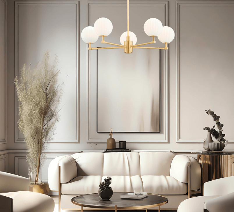 Złoty mosiężny żyrandol Paloma z białymi, ryflowanymi kloszami w kształcie kul