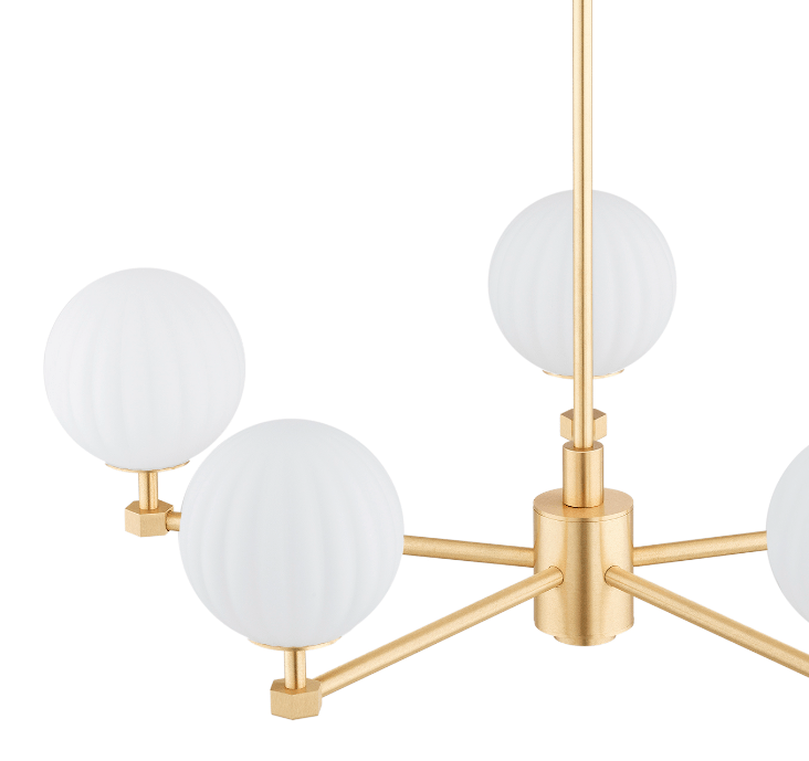 Złoty mosiężny żyrandol Paloma z białymi, ryflowanymi kloszami w kształcie kul