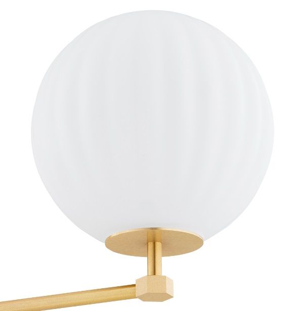 Złoty mosiężny żyrandol Paloma z białymi, ryflowanymi kloszami w kształcie kul