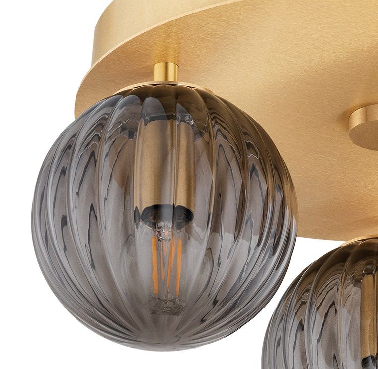 Złoty sufitowy żyrandol Paloma z trzema szklanymi, dymionymi kulami w stylu glamour