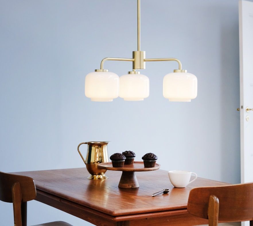 Złoty żyrandol Arp wykonany z eleganckiego mosiądzu i opalowego szkła zachwyca swoim designem