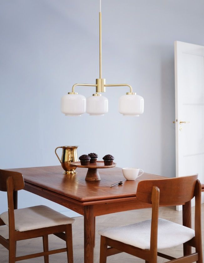 Złoty żyrandol Arp wykonany z eleganckiego mosiądzu i opalowego szkła zachwyca swoim designem