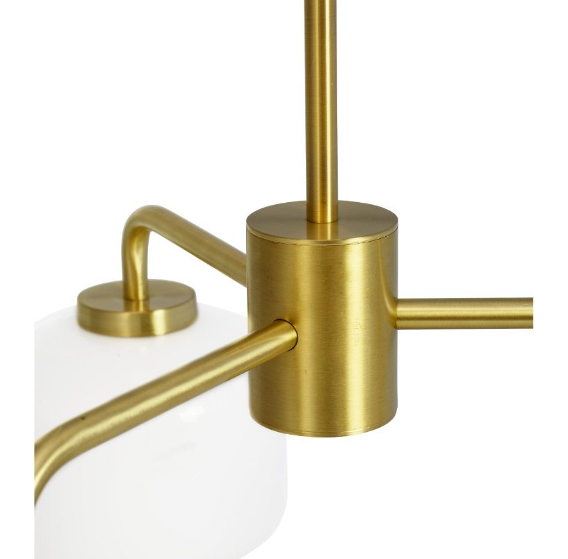 Złoty żyrandol Arp wykonany z eleganckiego mosiądzu i opalowego szkła zachwyca swoim designem