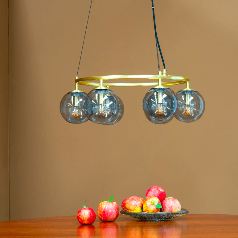 Złoty żyrandol w wyrafinowanym stylu Arp z przyciemnianymi szklanymi kloszami