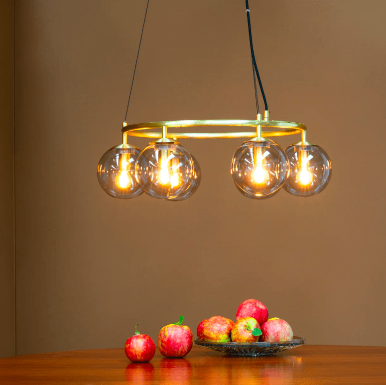 Złoty żyrandol w wyrafinowanym stylu Arp z przyciemnianymi szklanymi kloszami