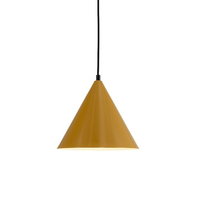 zolta-lampa-wiszaca-w-ksztalcie-stozka-nad-stolikiem-ron-od-dyberg-larsen