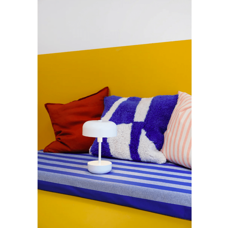 Akumulatorowa lampa stołowa Haipot LED w białym kolorze, z portem USB i klasą ochrony IP44