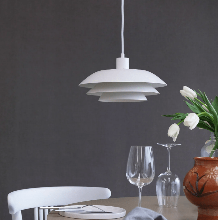 Biała, matowa duńska lampa DL31 nad stół do jadalni