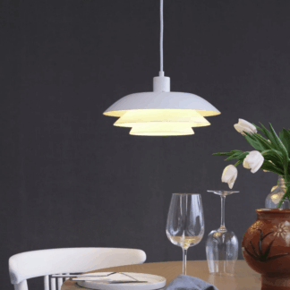 biala-matowa-dunska-lampa-dl31-nad-stol-do-jadalni