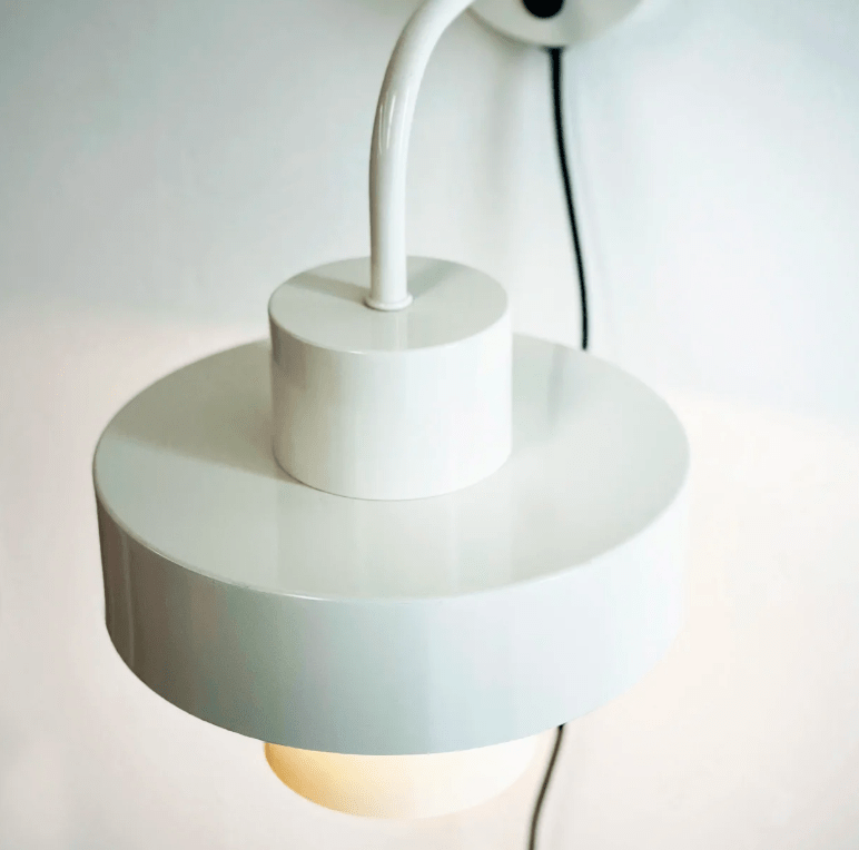 Biały kinkiet Stoke w cylindrycznym kształcie od Dyberg Larsen