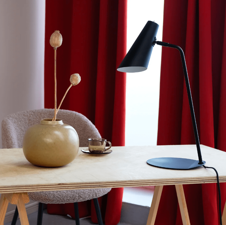 Czarna lampa biurkowa Noa w skandynawskim stylu