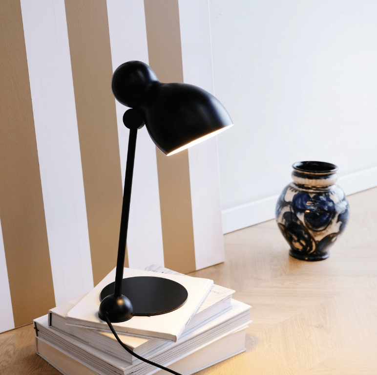 Czarna lampka Ludo idealna do gabinetu i biura Dyberg Larsen