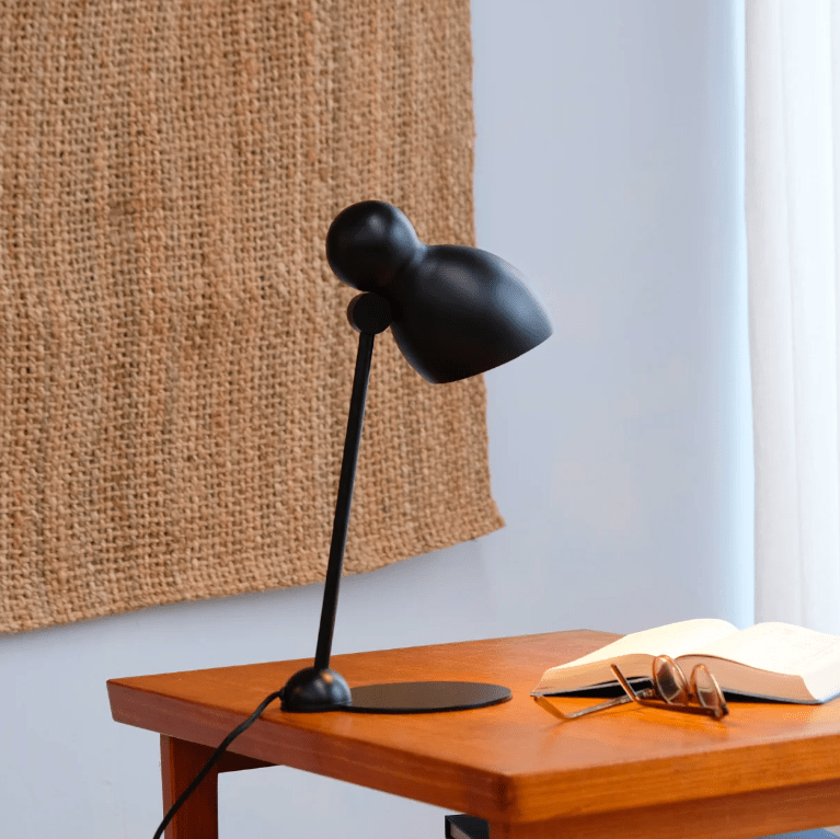 Czarna lampka Ludo idealna do gabinetu i biura Dyberg Larsen