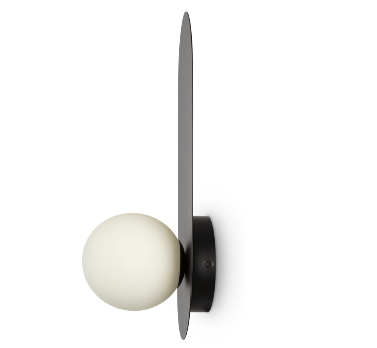 Czarny kinkiet Bao z mleczną kulą na metalowej podstawie