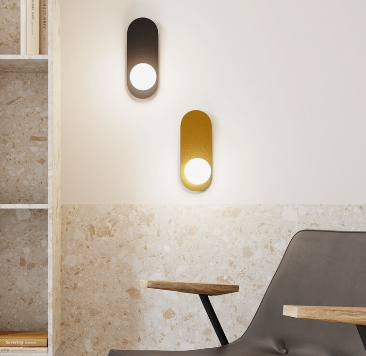 Czarny kinkiet Bao z mleczną kulą na metalowej podstawie