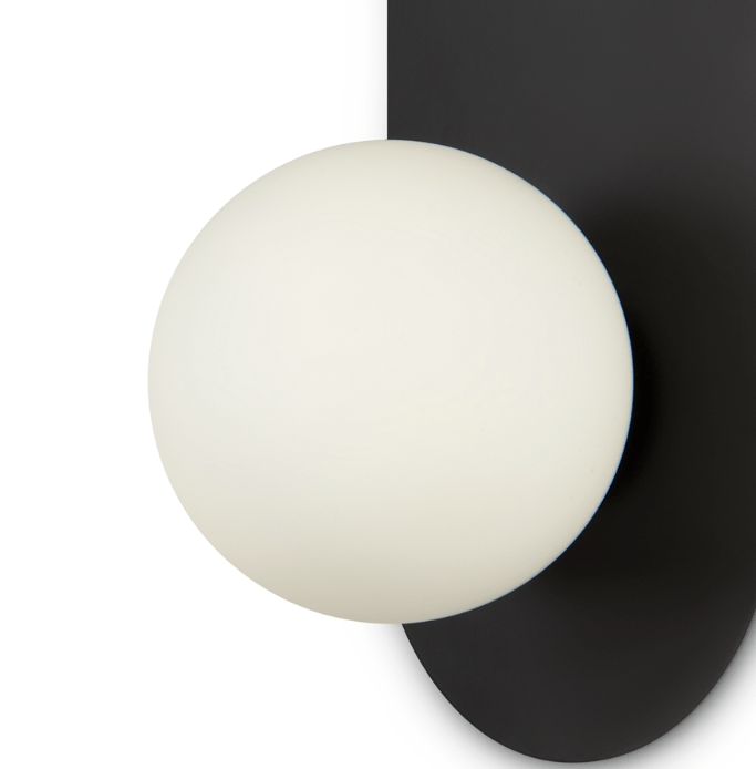 Czarny kinkiet Bao z mleczną kulą na metalowej podstawie